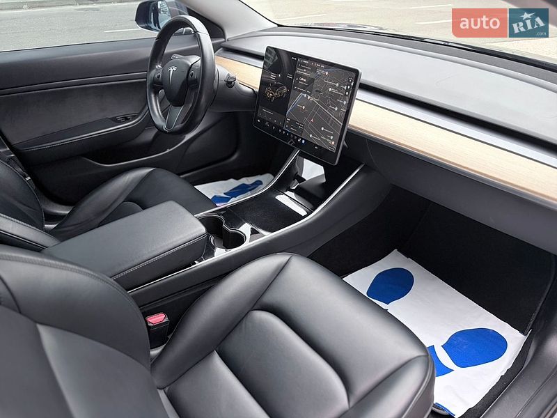 Седан Tesla Model 3 2019 в Киеве