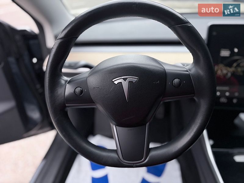 Седан Tesla Model 3 2019 в Киеве