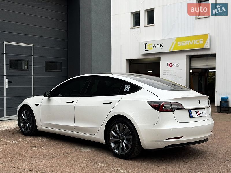 Седан Tesla Model 3 2021 в Киеве