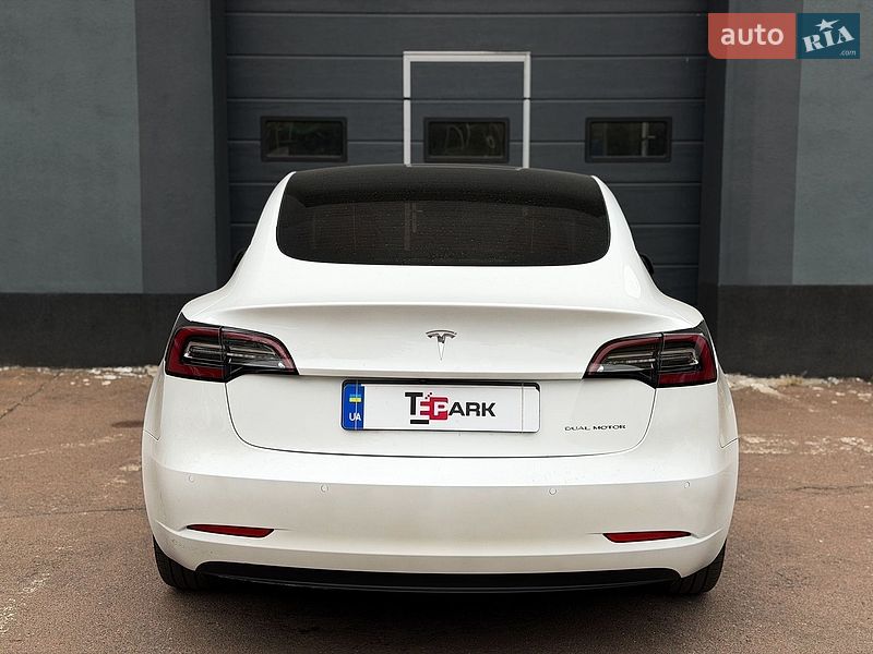 Седан Tesla Model 3 2021 в Киеве