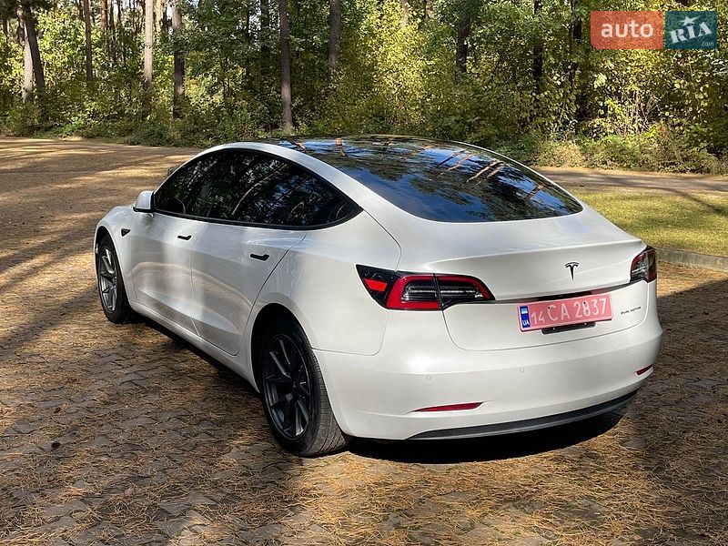 Седан Tesla Model 3 2022 в Новояворовске