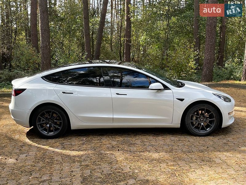 Седан Tesla Model 3 2022 в Новояворовске