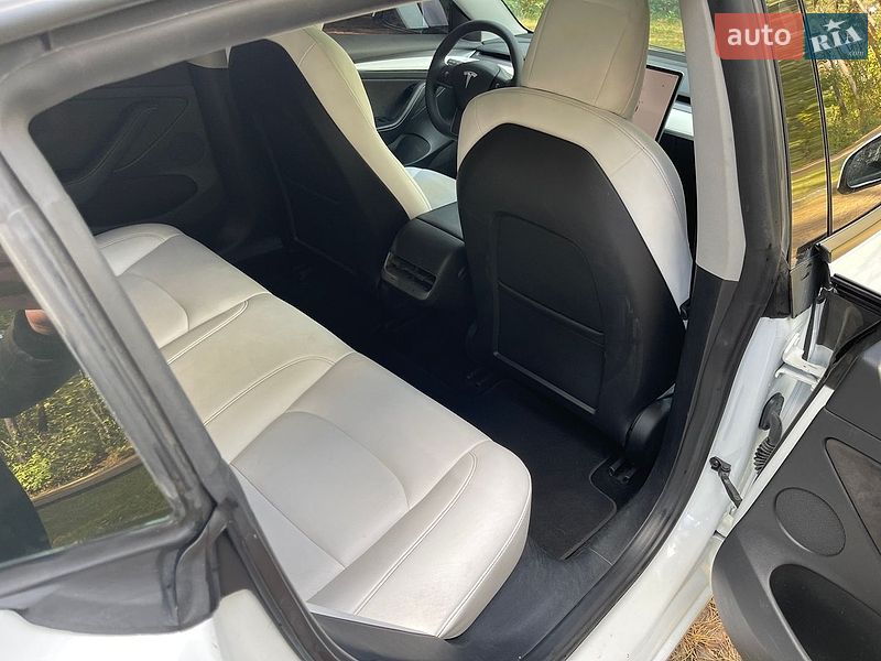 Седан Tesla Model 3 2022 в Новояворовске