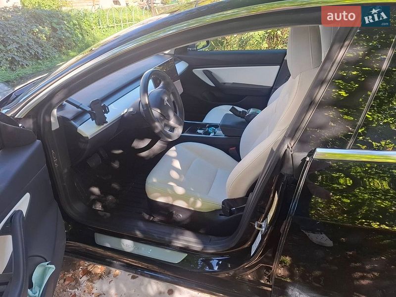 Седан Tesla Model 3 2019 в Львові