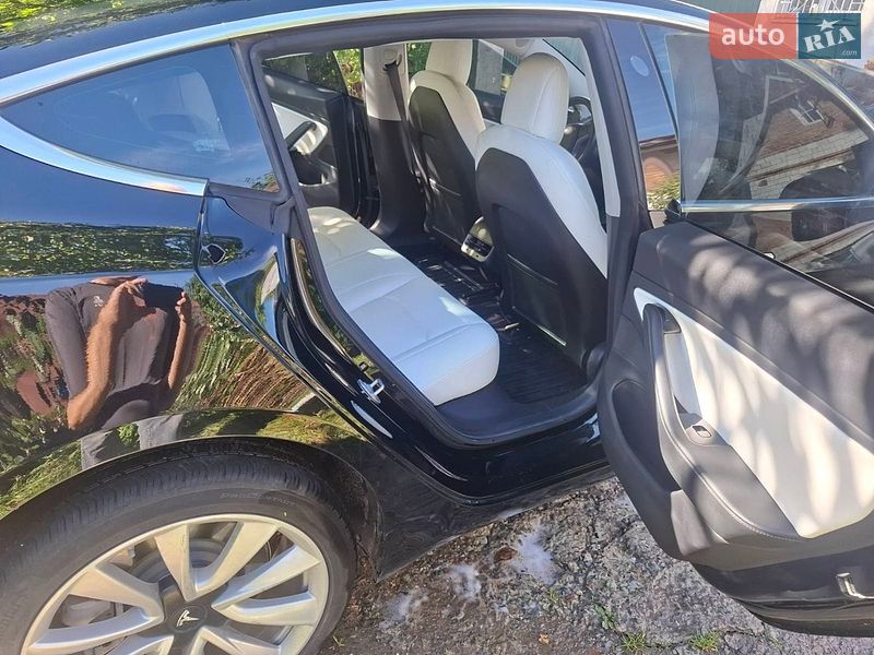 Седан Tesla Model 3 2019 в Львові