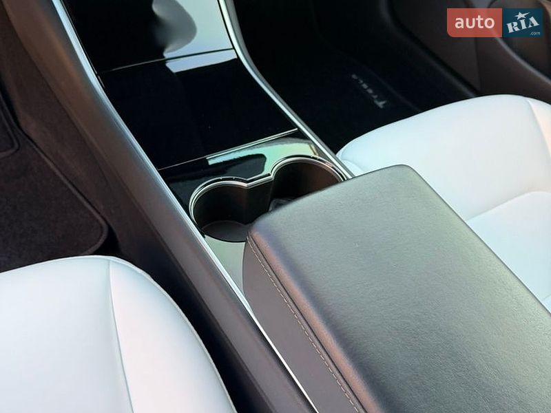 Седан Tesla Model 3 2019 в Одесі