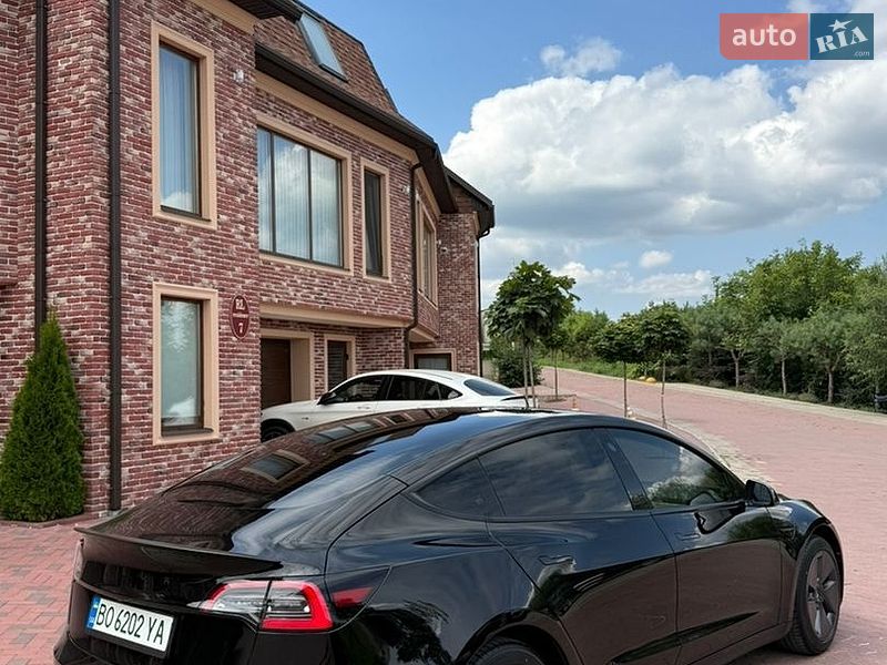 Седан Tesla Model 3 2021 в Чернівцях