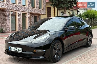 Седан Tesla Model 3 2021 в Чернівцях