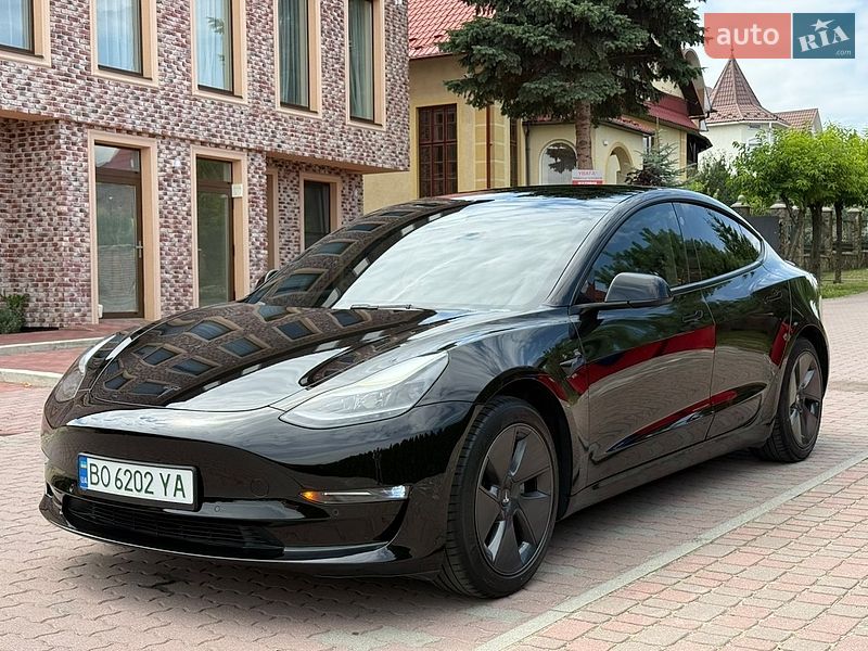 Седан Tesla Model 3 2021 в Чернівцях