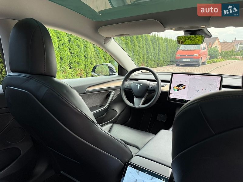 Седан Tesla Model 3 2021 в Чернівцях