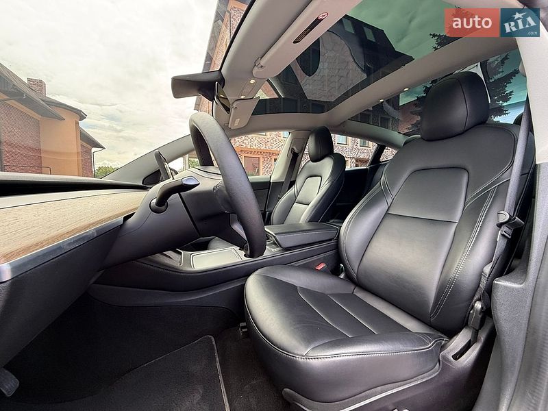 Седан Tesla Model 3 2021 в Чернівцях