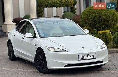 Седан Tesla Model 3 2025 в Стрию