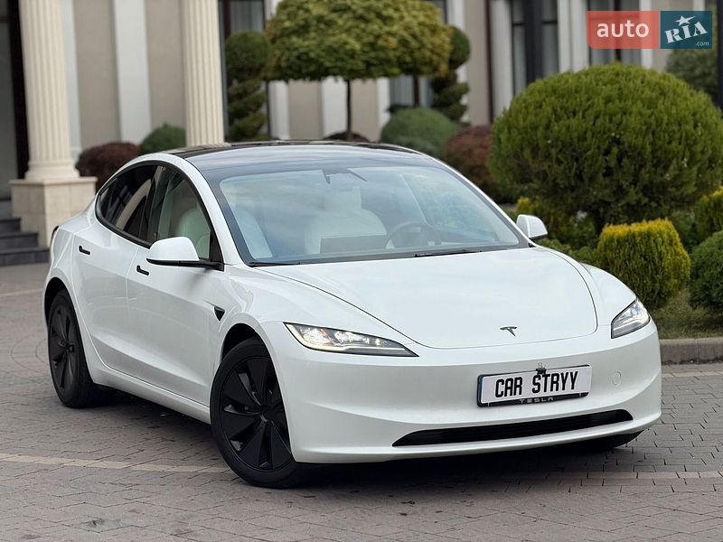 Седан Tesla Model 3 2025 в Стрию