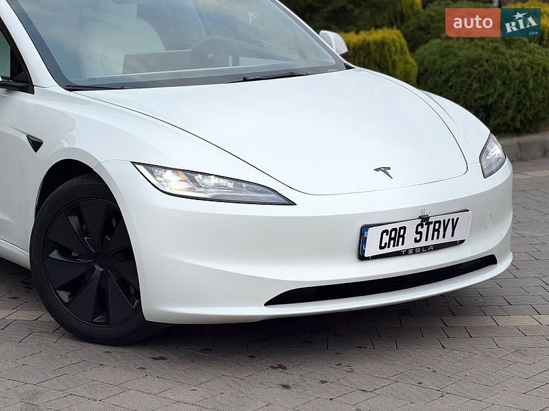 Седан Tesla Model 3 2025 в Стрию