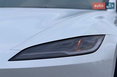 Седан Tesla Model 3 2025 в Стрию