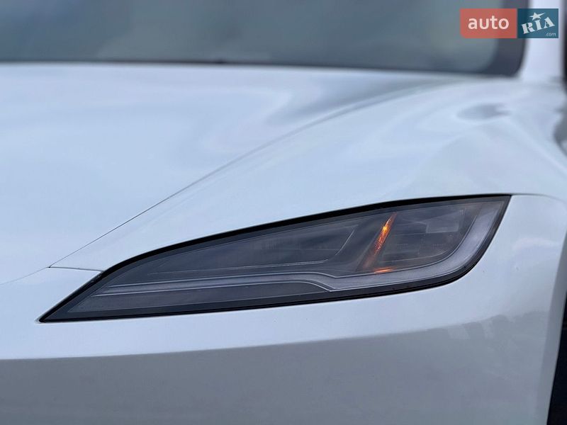 Седан Tesla Model 3 2025 в Стрию