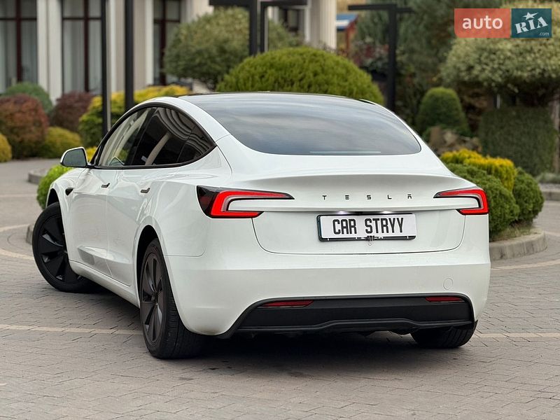 Седан Tesla Model 3 2025 в Стрию