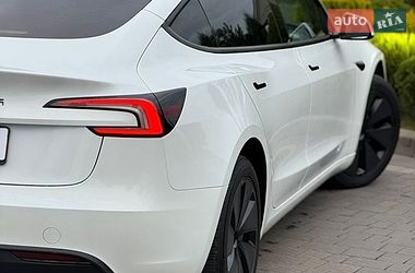 Седан Tesla Model 3 2025 в Стрию