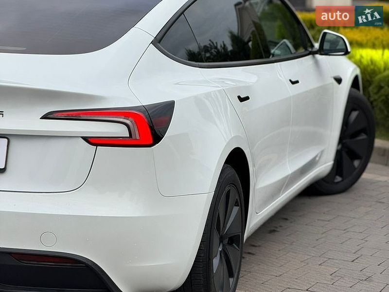 Седан Tesla Model 3 2025 в Стрию