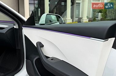 Седан Tesla Model 3 2025 в Стрию