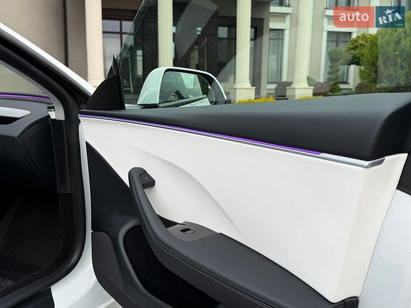 Седан Tesla Model 3 2025 в Стрию