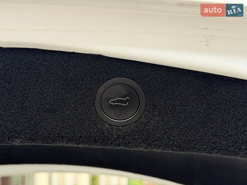 Седан Tesla Model 3 2025 в Стрию