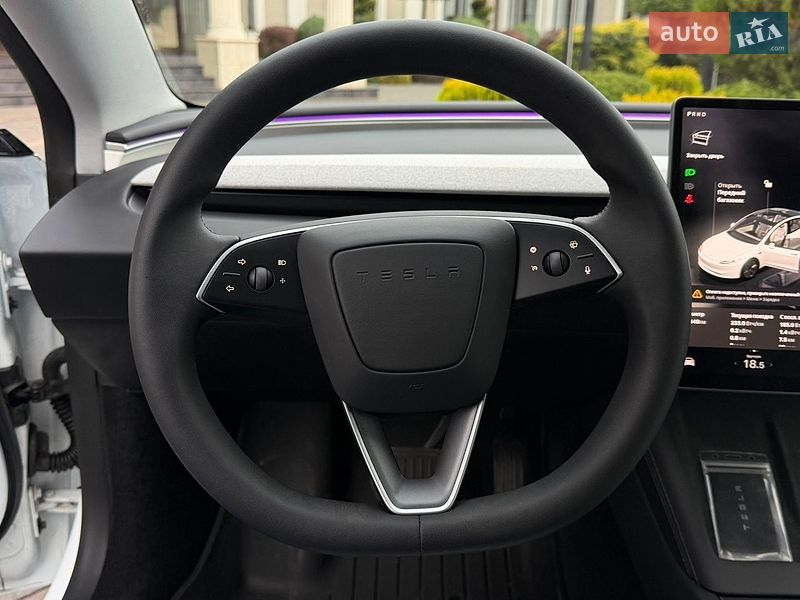 Седан Tesla Model 3 2025 в Стрию