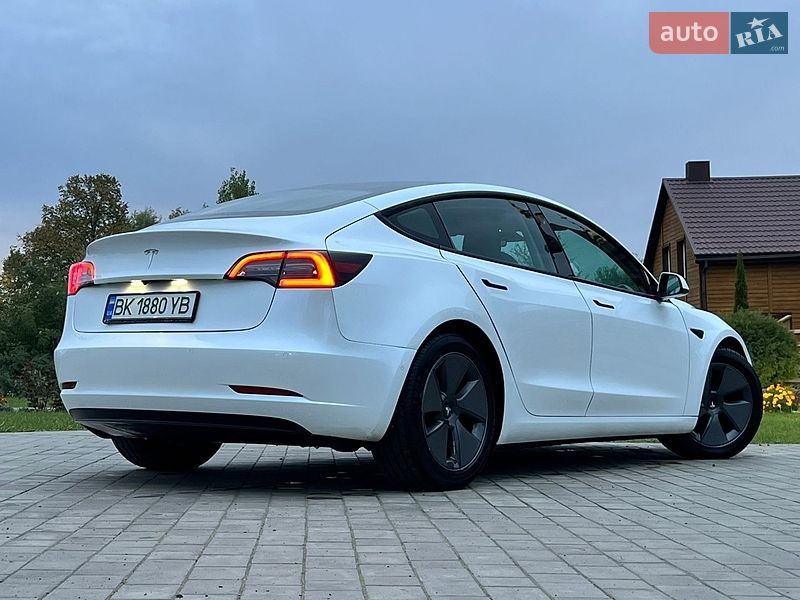 Седан Tesla Model 3 2021 в Луцке