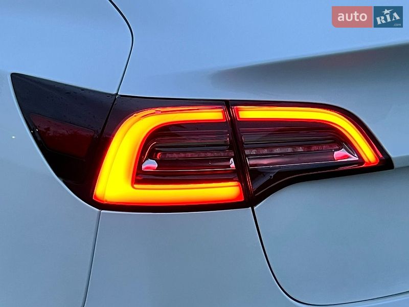 Седан Tesla Model 3 2021 в Луцке