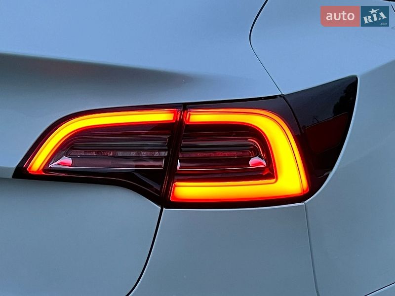 Седан Tesla Model 3 2021 в Луцке