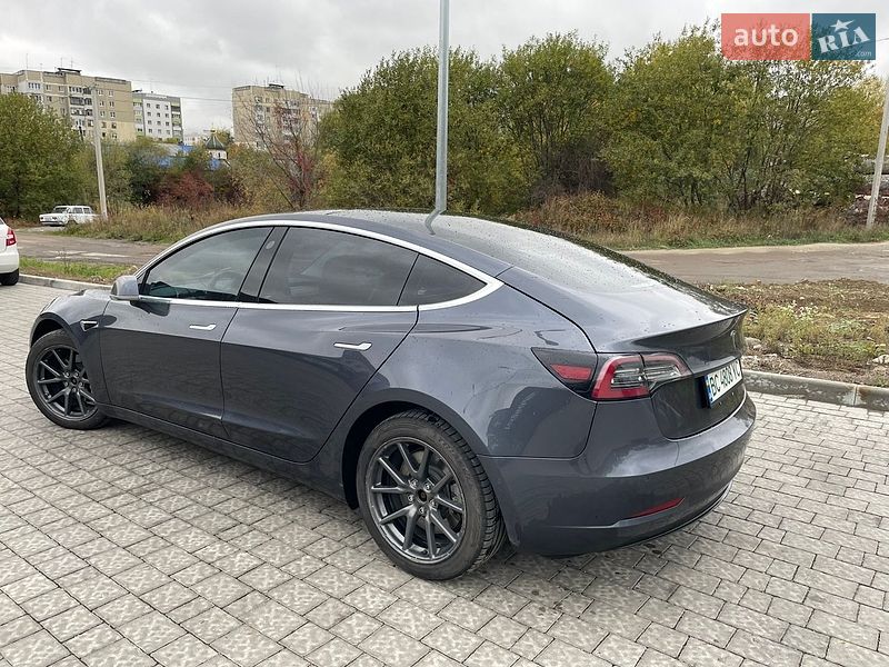 Седан Tesla Model 3 2019 в Львове