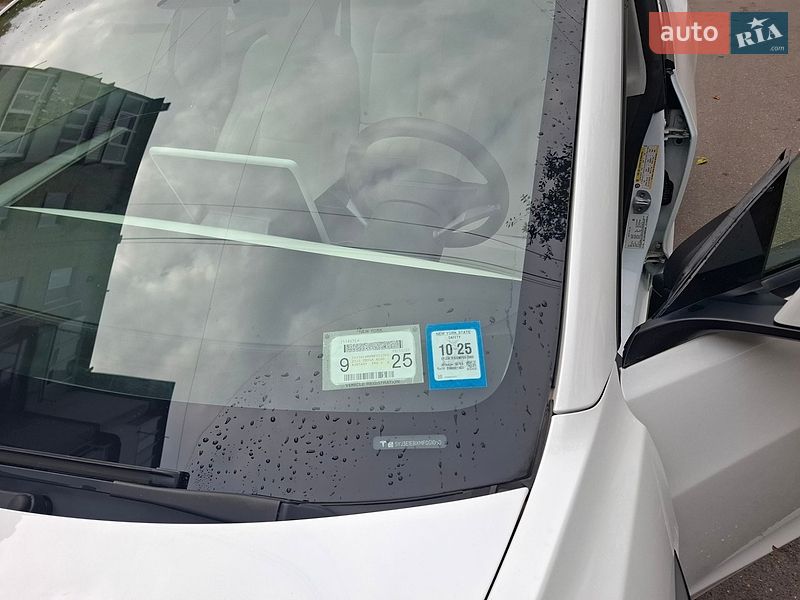 Седан Tesla Model 3 2021 в Виннице