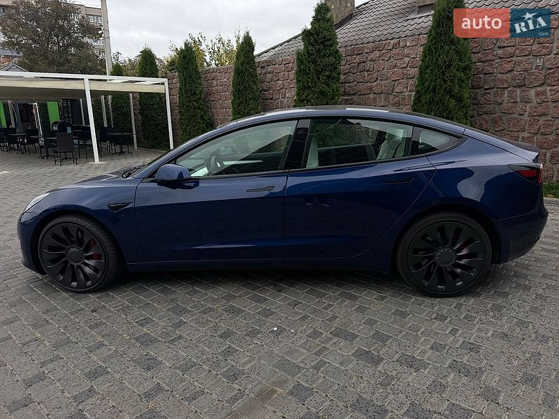 Седан Tesla Model 3 2023 в Кропивницком