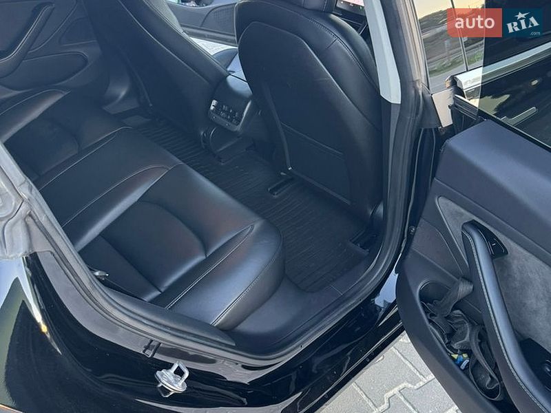 Седан Tesla Model 3 2018 в Львове