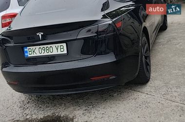 Седан Tesla Model 3 2022 в Вараше