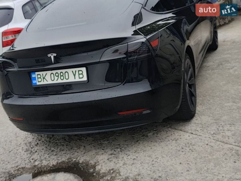 Седан Tesla Model 3 2022 в Вараше