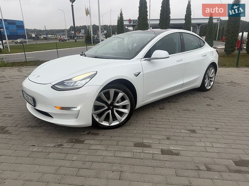 Седан Tesla Model 3 2018 в Львове