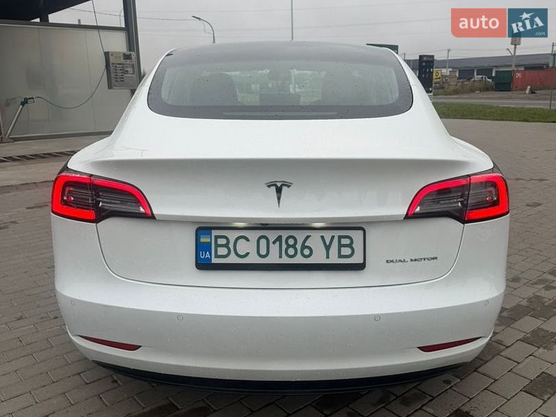 Седан Tesla Model 3 2018 в Львове