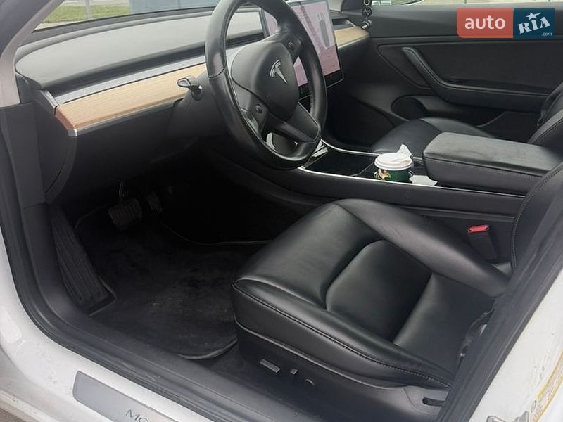 Седан Tesla Model 3 2018 в Львове