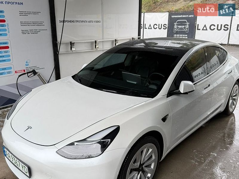 Седан Tesla Model 3 2022 в Киеве