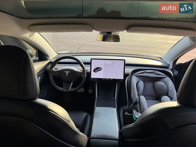 Седан Tesla Model 3 2018 в Ровно