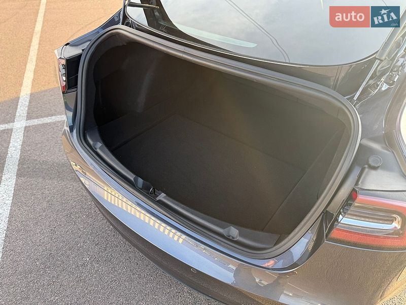 Седан Tesla Model 3 2018 в Ровно