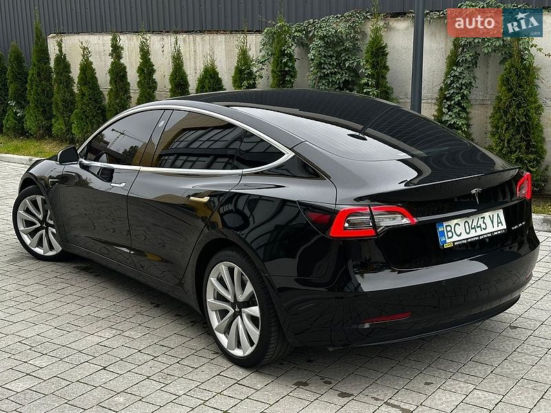 Седан Tesla Model 3 2018 в Львове