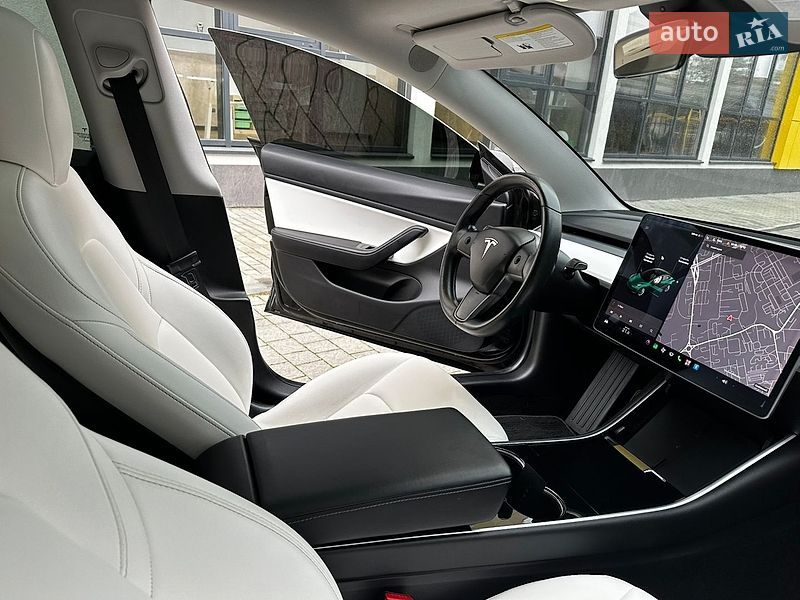 Седан Tesla Model 3 2018 в Львове