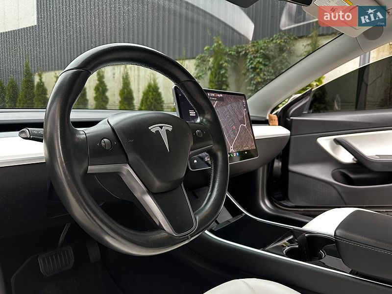 Седан Tesla Model 3 2018 в Львове
