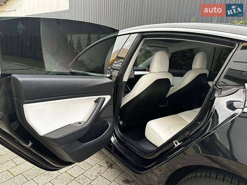Седан Tesla Model 3 2018 в Львове