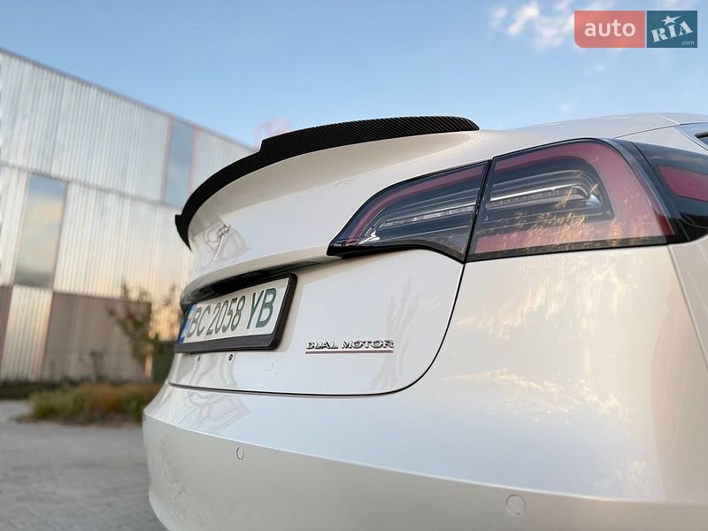 Седан Tesla Model 3 2018 в Львові