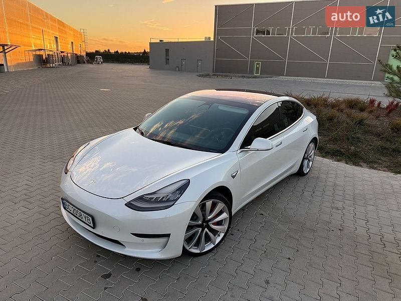 Седан Tesla Model 3 2018 в Львові