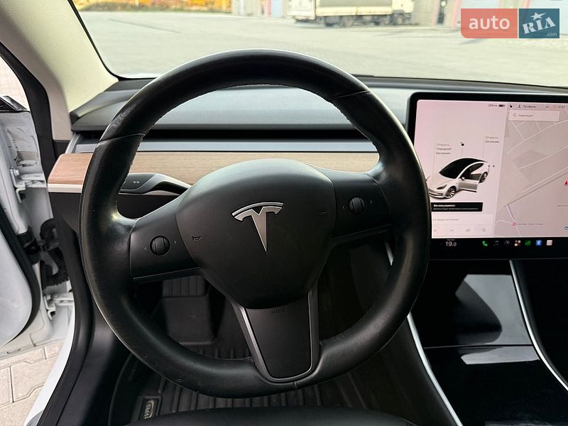 Седан Tesla Model 3 2018 в Львові