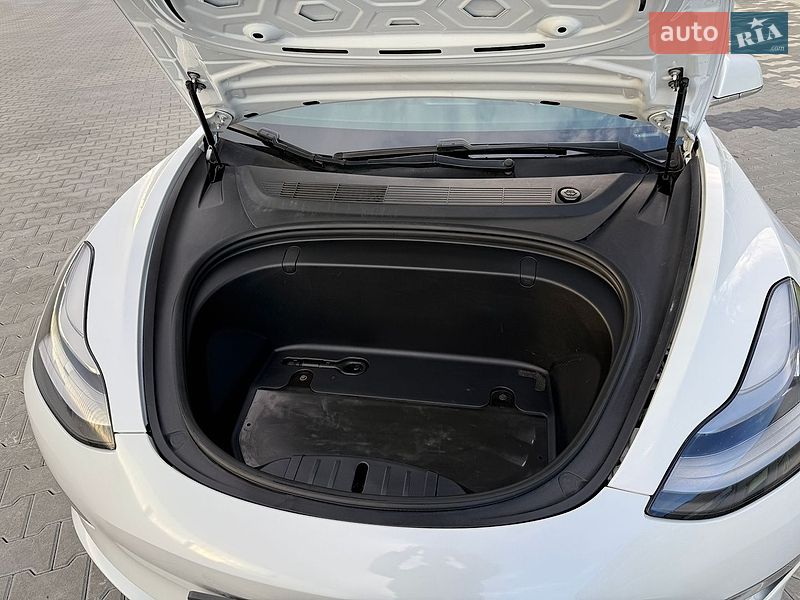 Седан Tesla Model 3 2018 в Львові